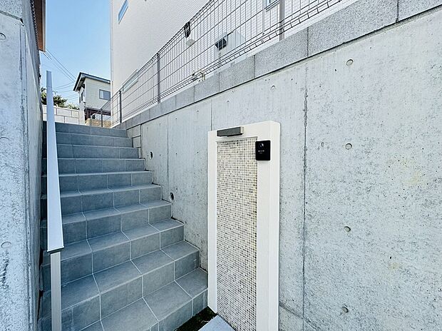 【ブランピュールシリーズ 施工例】門袖のデザインもこだわりのひとつで、お洒落な小物たちが好印象。インターホンはLEDライト搭載のカラーモニター付で、録画機能もあるため安心です。
宅配ボックスを設置しているため、不在時の荷受けが可能です