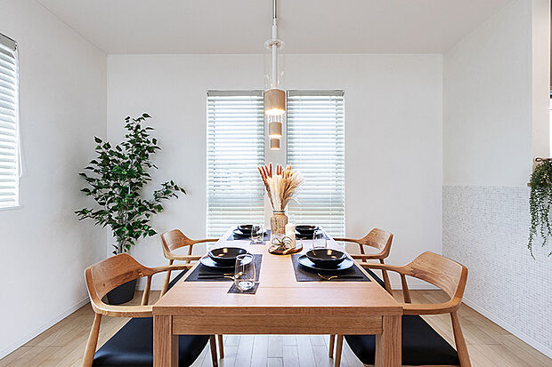 【ダイニング 施工例】豊かな光が照らすこの場所は、たわいもない会話を楽しみ、ゆったりとした時間を過ごす場所。この場所から、さまざまな記憶が紡がれるでしょう。家族の笑い声が今にも聞こえてきそうです♪