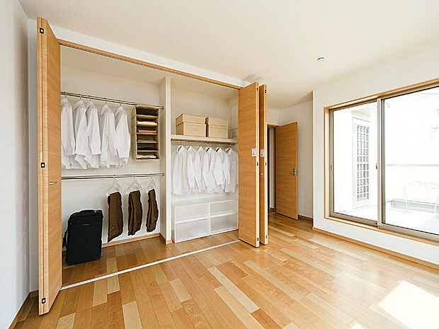 【クローゼット】各居室に設えた収納豊富なクローゼット。たくさんしまえるのでお部屋がすっきりしますね。洋服が多い家族に魅力的な装備です。美しく整った「片付く」収納は心にもゆとりが生まれ、生活の質が上がります。