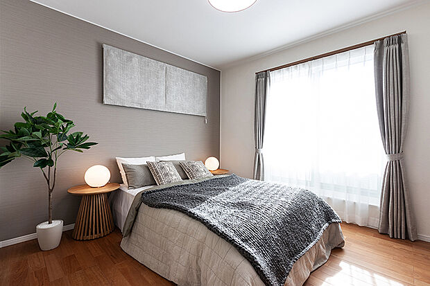 【-】カラーのアクセントクロスを採用しています。壁紙が全て同色であるときよりもメリハリが生まれ、部屋全体を広く見せる効果も期待できます。白一色の単調になりがちなお部屋もおしゃれ感が格段にアップし、インテリアコーディネートの一環としても楽しめます。色や柄を加えることでお部屋ごとに印象が変わり、普段の生活に変化を与えてくれる、お洒落な工夫。リラクゼーションを高めるグリーンや、落ち着いた印象を与え空間に馴染みやすいグレー系など、視覚的効果は多彩。どんなカーテンを合わせるのかも楽しくなりますね。