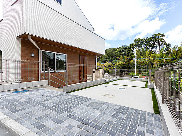 【現地　2024年9月28日撮影】家の脇には駐車スペース。奥側を物置にしてもいいかもしれません。又、車をお持ちでなくてもパーソナルスペースとしての活用も可能ですね。白いキャンバスにどのような物語が紡がれていくのでしょう。