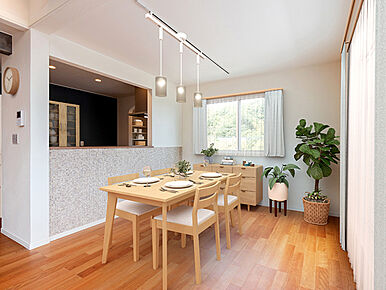 ダイニングは家族がいっしょに過ごす大切な空間です。料理をしながら家族の息吹を感じる配置のキッチンとダイニング、ぬくもりに包まれた明るいリビングへ繋がる間取。家族のあたたかな絆が深まります。 