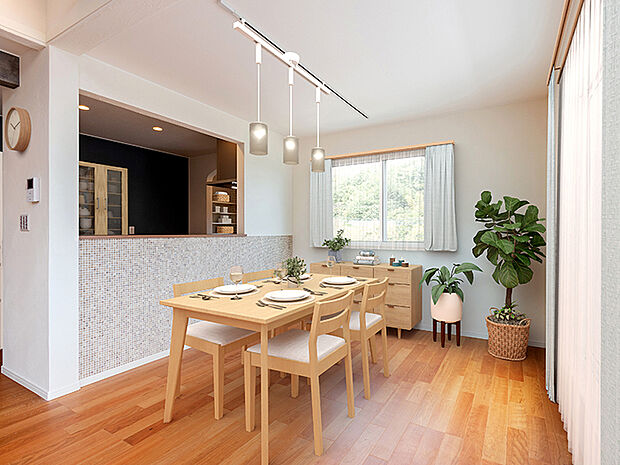 【ー】ダイニングは家族がいっしょに過ごす大切な空間です。料理をしながら家族の息吹を感じる配置のキッチンとダイニング、ぬくもりに包まれた明るいリビングへ繋がる間取。家族のあたたかな絆が深まります。