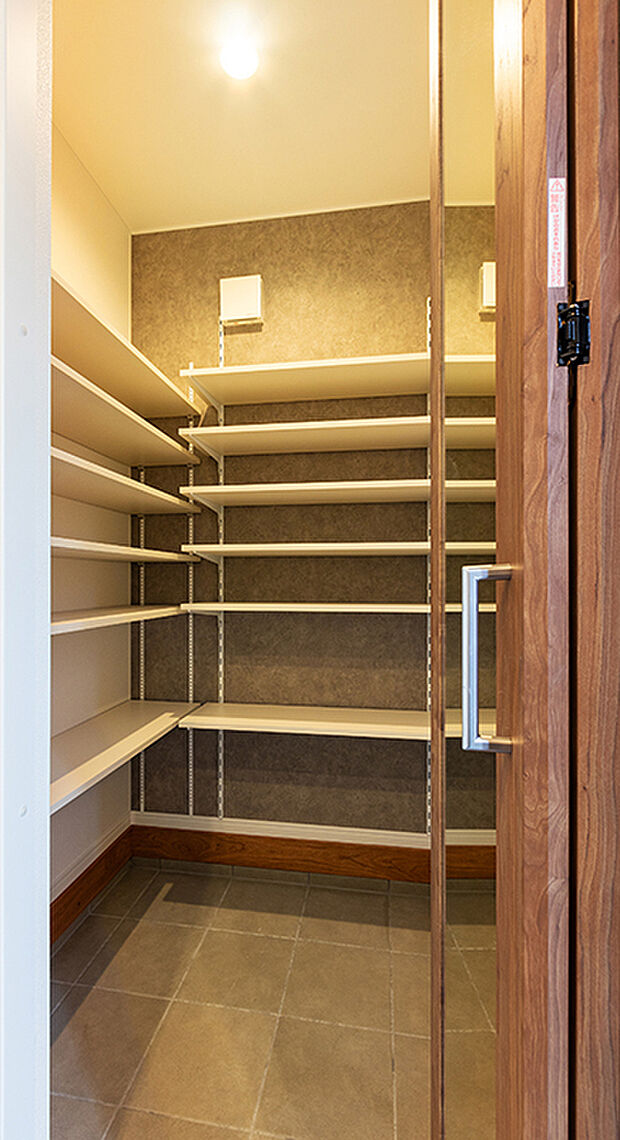 【シューズクローゼット】玄関入ってすぐ近くに収納スペース。シーズンオフのロングブーツや傘、ゴルフバッグなどのレジャー用品が効率よく収納でき、いつもすっきりと片付いた玄関でゲストをお迎えできます。