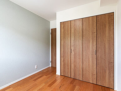 全居室収納付き。ハンガーパイプが取り付けてあるシステムクローゼットで、洋服がきれいにしまえて着替えもスムーズ。大型なのでたくさんの荷物を収納できるのも高ポイント。 