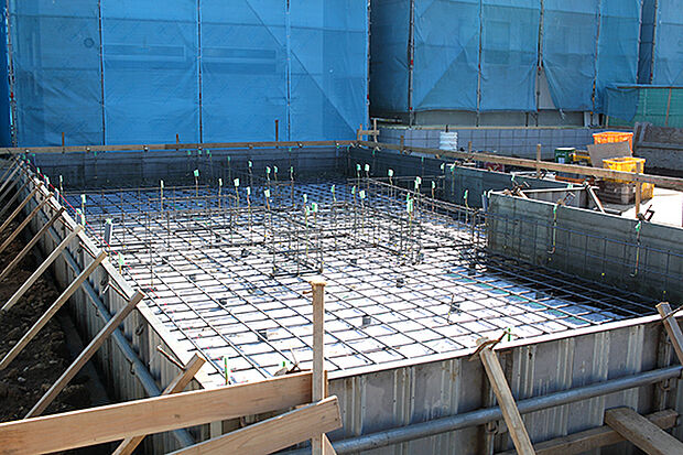 【TAKI HOUSE■基礎は独自基準の「ベタ基礎」を】地面と建物とのつなぎ部分（基礎）一面に鉄筋コンクリートを流し込み、建物を面全体で支える「ベタ基礎」。
耐震性に優れ、湿気に強く、シロアリ被害も起こりにくいというメリットがあります。TAKI HOUSEの「ベタ基礎」は、さらに建物の土台と壁を支える部分の高さや厚みを増すことで、建物の強度や耐久性を高めています。TAKI HOUSEのベタ基礎
立ち上がり部分は、当社では従来120mmとされる厚みを150mmに、300mmとされる高さを400mmで施工。耐震＆耐久性をUPさせています。（同社施工例）