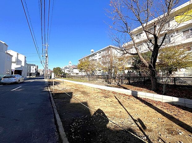 【「ブランピュールシリーズ」（施工例）】地盤改良工事の実施により、２０年間の品質保証を行う安心地盤サポートシステムを提供。建物は第三者機関の厳しい目で品質をチェック。ＪＩＯによる３回の現場検査と１０年間の瑕疵担保責任保険に加入。