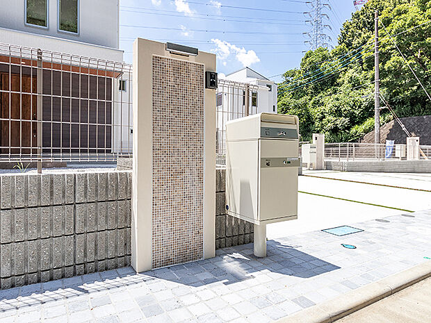 【門柱・宅配ボックス（施工例）】門袖もこだわりのひとつ。すっきりとしたデザインが好印象。インターホンはLEDライト搭載のカラーモニター付で、録画機能もあり安心。