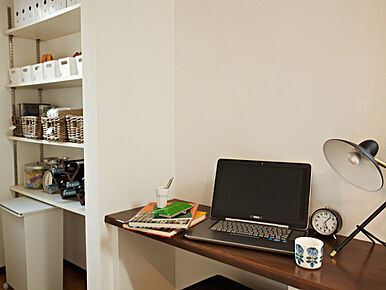 キッチンエリアに設置された一角。小さなカウンターはタブレットやＰＣでレシピを検索したり、でき上がった料理をインスタにアップしたり…。そばにちょっとした作業ができるフリースペースです。簡易的なテレワークスペースとしての利用も可能です。キッチンがより楽しく快適な場所になりそうですね。システムキッチンには食洗機と浄水器が標準装備。また、まとめ買いをしてもキッチン横に設置したキッチン収納もあるので、調理器具までスッキリと収まり、食品の在庫管理も一目で分かりやすく、取り出しもスムーズにできます。 