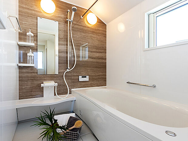 【-】きれいが続く「オフローラ」シリーズ。1坪サイズが標準の広々とした浴室。毎日のんびりお風呂に入れます。おそうじがラクになる「スゴピカ素材（有機ガラス系）」を使用し、浴槽やカウンター・水栓も拭くだけでキレイに。床は隅に目地がないので汚れが落としやすく、防水性の高い「スミピカフロア」。ドアにも工夫があり換気性能とお掃除性を両立。換気口と上部に移動し、ドア縁のパッキンがないからカビが生えにくくなっています。もちろん浴室換気乾燥暖房機も付いているので、梅雨の時期でも寒い冬でも1年中快適なバスルームです。