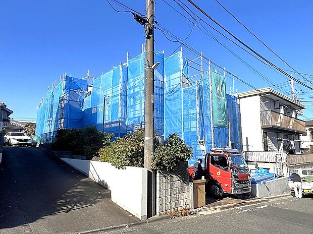 【現地写真（2025年11月28日撮影）】漆喰の壁と天然木の床材を採用しました。漆喰の壁や天然木は光の反射がやわらかく、陽の光が沢山あびるリビングには好適です。さらに手触りや足ざわりも心地よく、五感が癒される住まいになっています。