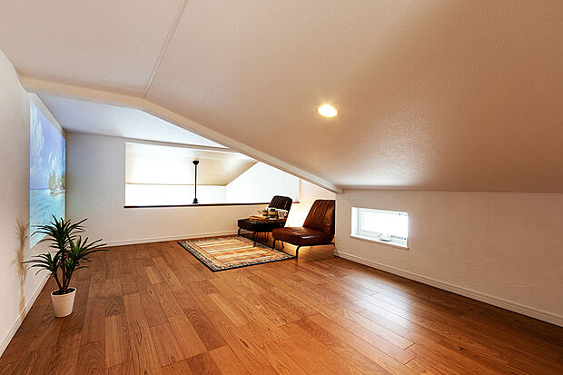 【ロフト　施工例】マイホームに趣味のスペースを。TAKI HOUSEでは固定階段で上がれる大型ロフトを採用しています。天井が低い事以外は、通常の居室と仕様とは同じですので、工夫次第で様々な用途でご利用する事が可能です。