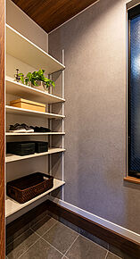 家の第一印象を決める玄関はすっきりさせたいところ。靴やブーツだけでなく、傘や大きなものも隠せていつも気持ち良くゲストもお出迎え。ご家族のアイテムがしまえる、大型のシューズインクローゼットを装備。大容量シューズクローゼットは、靴が多いご家族に魅力。人が中に入って歩けるほどのスペースがあり、たくさんの荷物を収納できるので、お部屋もすっきりしますね 