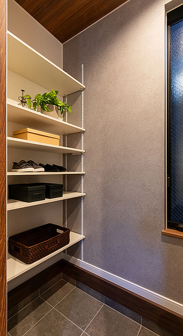【ー】家の第一印象を決める玄関はすっきりさせたいところ。靴やブーツだけでなく、傘や大きなものも隠せていつも気持ち良くゲストもお出迎え。ご家族のアイテムがしまえる、大型のシューズインクローゼットを装備。大容量シューズクローゼットは、靴が多いご家族に魅力。人が中に入って歩けるほどのスペースがあり、たくさんの荷物を収納できるので、お部屋もすっきりしますね