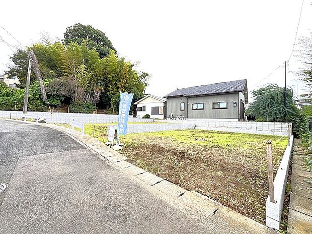 【ブランピュール武蔵新城　全3棟　2025.10.4　現地写真】【TAKIHOUSEのこだわり】地質の調査や基礎作り、木組み、漆喰を塗る、壁紙を張るなどの手作業を一つひとつ丁寧に行うためです。家づくりの各工程が完了した段階で、検査責任者が品質検査を実施します。