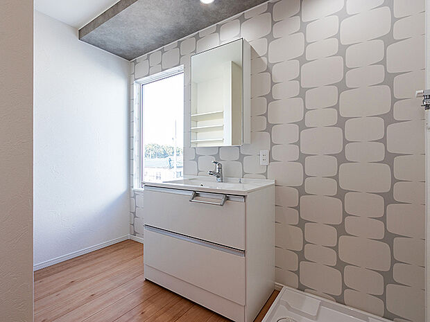 【-】おそうじラクラク！洗面ドレッシングはパナソニック「シーライン」シリーズをセレクトしました。水栓まわりは「３°傾斜設計」。濡れたものを置く定位置を設け、手前に傾ける事により、水あか汚れを軽減させ手間が減ります。カウンター部はつなぎ目や隙間がないので汚れもささっと拭くだけ。排水口はフチに隙間がない構造で、掃除が楽。水栓はヘッドの引き出しが可、吐水部を左右90度首振りができ、洗面ボウルの清掃もスムーズです。収納キャビネットは、奥の物がしっかり見渡せて使いやすさに配慮。1面鏡内部にも収納が可能です。