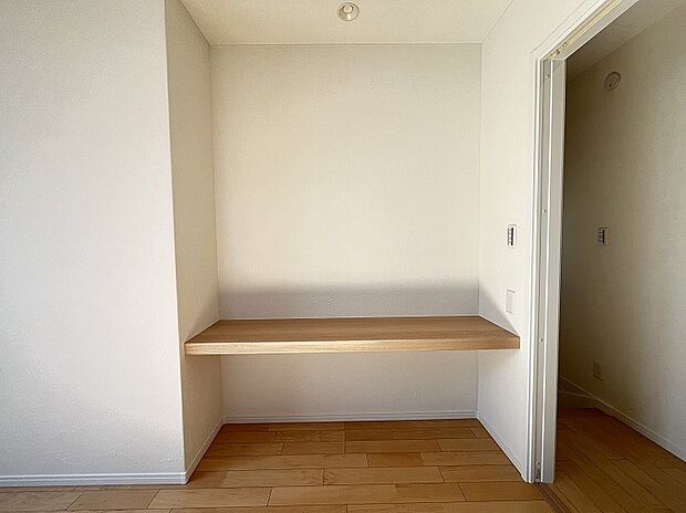 【テレワークスペース　９号棟主寝室】造り付けのカウンターはテレワークにも柔軟に対応。働き方改革やライフスタイルの多様化、在宅勤務が浸透し始めた社会になじむ造作家具は、もちろんお子様の勉強机としてお使いになっても大変重宝します。2階と3階にそれぞれテレワークスペースを設ける事により、ズーム会議中での音のストレスがなく集中して会議に参加できます。