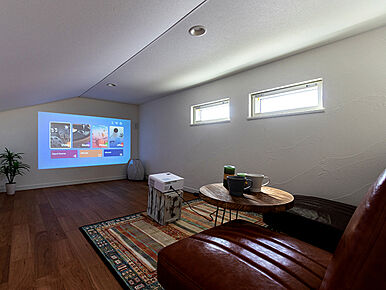 マイホームに趣味のスペースを。TAKI HOUSEでは固定階段で上がれる大型ロフトを採用しております。このロフトスペースは倉庫として使用する方もいらっしゃいますが、天井が低い事以外は、通常の居室と仕様は同じですので、工夫次第でさまざまな用途でご利用する事が可能です。例えば、ルームシアターにするのはいかがでしょう。現在は低価格でも高機能のプロジェクターが多数販売されており、Netflixをはじめとしたサブスクが充実しているので、ネット回線があれば外に出なくても、様々な映像作品が楽しめます。 