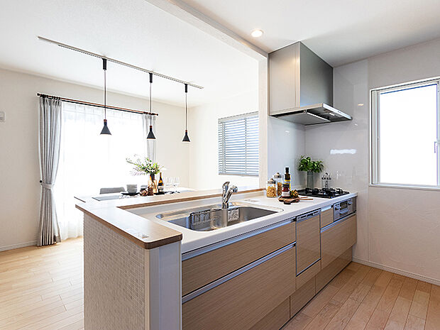 【 TAKIHOUSE　キッチン【施工例】】リビングにいる家族とコミュニケーションがとりやすい、人気のオープンキッチンを採用。小さなお子さんがリビングにいても目が届くので安心。来客時には会話を楽しみながらお茶の準備ができます。