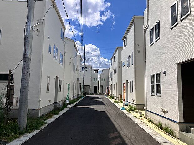 【ブランピュール宿河原 全11棟現地(2025年9月6日)】【TAKIHOUSEのこだわり】地質の調査や基礎作り、木組み、漆喰を塗る、壁紙を張るなどの手作業を一つひとつ丁寧に行うためです。家づくりの各工程が完了した段階で、検査責任者が品質検査を実施します。