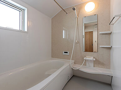 きれいが続く「オフローラ」シリーズ。1坪サイズが標準の広々とした浴室。毎日のんびりお風呂に入れます。おそうじがラクになる「スゴピカ素材（有機ガラス系）」を使用し、浴槽やカウンター・水栓も拭くだけでキレイに。床は隅に目地がないので汚れが落としやすく、防水性の高い「スミピカフロア」。ドアにも工夫があり換気性能とお掃除性を両立。換気口と上部に移動し、ドア縁のパッキンがないからカビが生えにくくなっています。もちろん浴室換気乾燥暖房機も付いているので、梅雨の時期でも寒い冬でも1年中快適なバスルームです。 