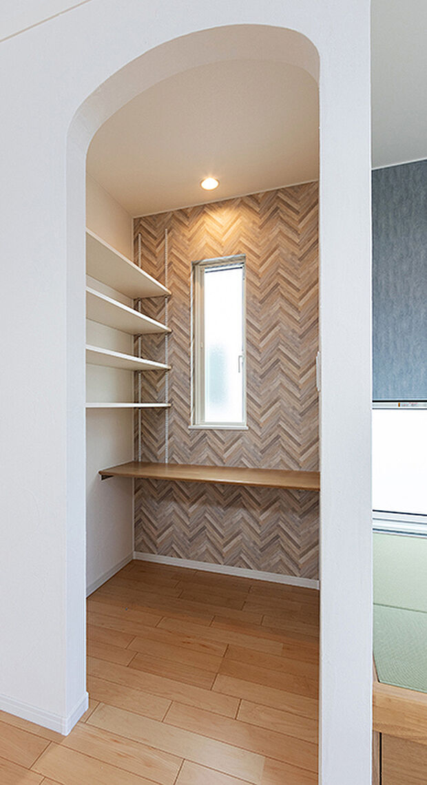 【1LDK2S＋大型ロフト】TAKI HOUSEでは働き方の変化に対応するテレワークスペースのある家を提案。在宅ワークに使えるテレワークスペースを積極的に取り入れています。カウンタータイプになっているので、心地の良い椅子を置いてリモート会議や資料を揃えての作業に適しています。働き方改革やライフスタイルの多様化、在宅勤務が浸透し始めた社会。「住まい」の重要性は増し、進化に対応した住まいを提供しています。
また、書斎や趣味のスペースとして利用するほか、お子様の勉強机にもなるのでリビング学習としてのご利用にも最適です。