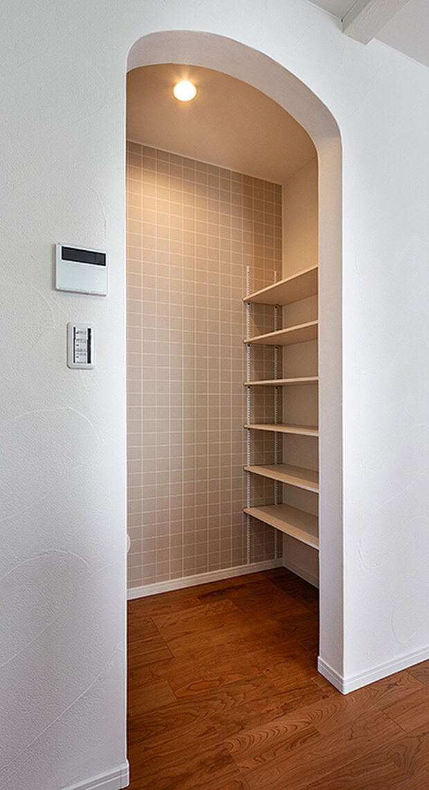 【1LDK2S＋大型ロフト】まとめ買いしても、キッチン横に設置した壁一面の棚、パントリーがあれば調理器具までスッキリ収まり、食品の在庫も一目で分かりやすく取り出しもスムーズにできます。まとめ買いしても、キッチン横に設置した壁一面の棚、パントリーがあれば調理器具までスッキリ収まり、食品の在庫も一目で分かりやすく取り出しもスムーズにできます。
美しく整った「片付く」収納は心にもゆとりが生まれます。作り付けの稼働棚はフレキシブルに対応できる万能スペース。高さの違いを有効活用し、収納を楽しむ暮らしはいかがでしょうか。