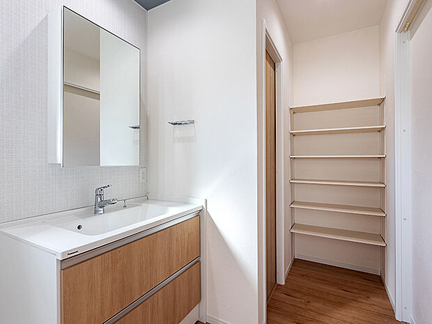 【1LDK2S＋大型ロフト】全居室収納付き。ハンガーパイプが取り付けてあるシステムクローゼットで、洋服がきれいにしまえて着替えもスムーズ。大型なのでたくさんの荷物を収納できるのも高ポイント。