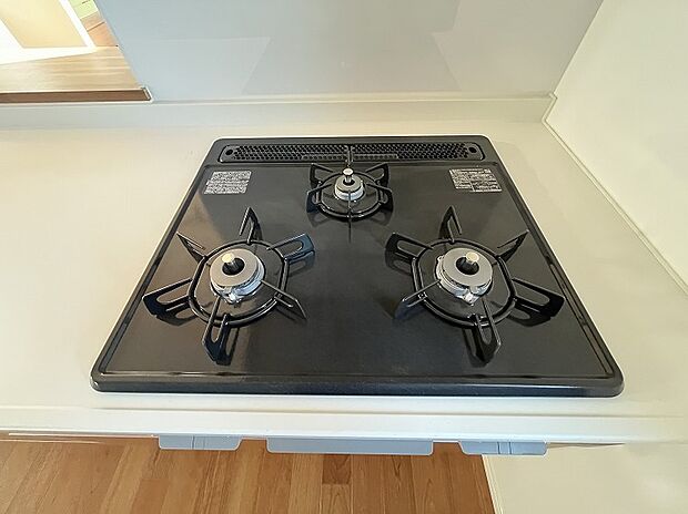 【３口コンロ　Panasonic製システムキッチン】同時に複数の料理が調理できる3口コンロ。焼く・蒸す・煮るなどの工程を同時進行で進めることができるので、凝った料理の作業効率アップはもちろん鍋を移動する回数が減り、無駄な動きを軽減することができます。