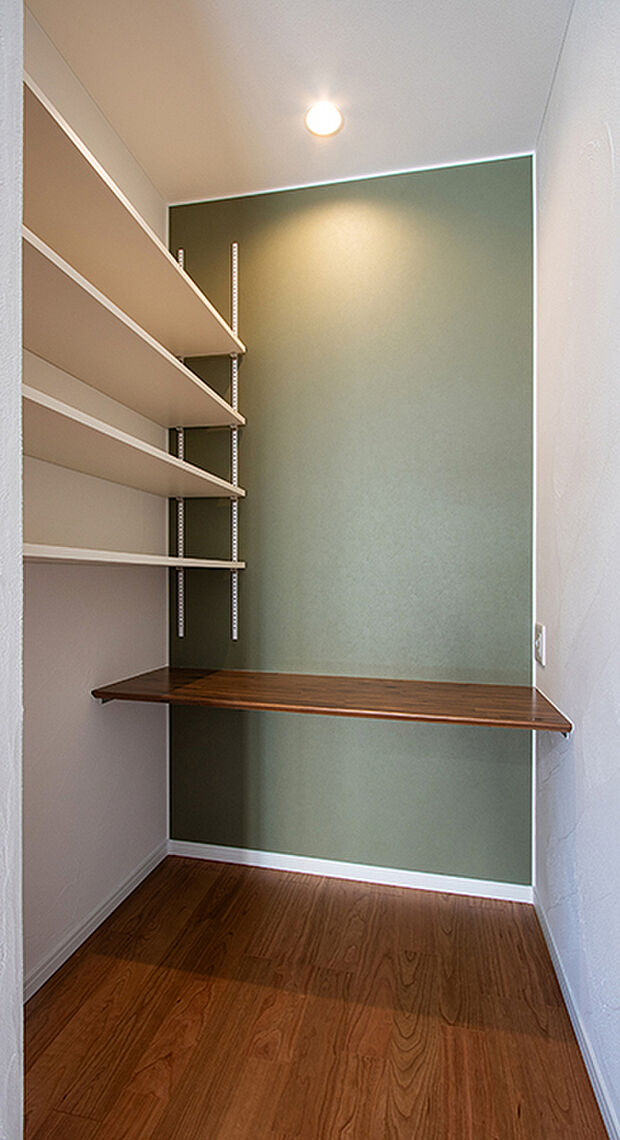 【テレワークスペース　現地写真(2024年11月11日現在）】働き方改革やライフスタイルの多様化、在宅勤務が浸透し始めた社会。「住まい」の重要性は増し、進化に対応した住まいを提供しています。
書斎や趣味のスペースやお子様の勉強机として利用しても。