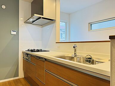 毎日のお料理をもっとラクに、楽しくこなせる、パナソニックのシステムキッチン。シンクは清潔感のあるベーシックなステンレスタイプで、汚れにくく傷がつきにくい素材を使用し、キレイが長持ち。シンクとカウンターの間は段差を少なくした形状で、お手入れがしやすいスキマレス。汚れがたまりにくい排水口と、ゴミが集めやすく捨てやすいアミカゴを搭載し、洗剤ラックも標準装備。レンジフードは常時換気機能が付いています。調理器具の使用頻度などが考慮された、取り出しやすいオールスライド式のシステムキッチンです。 