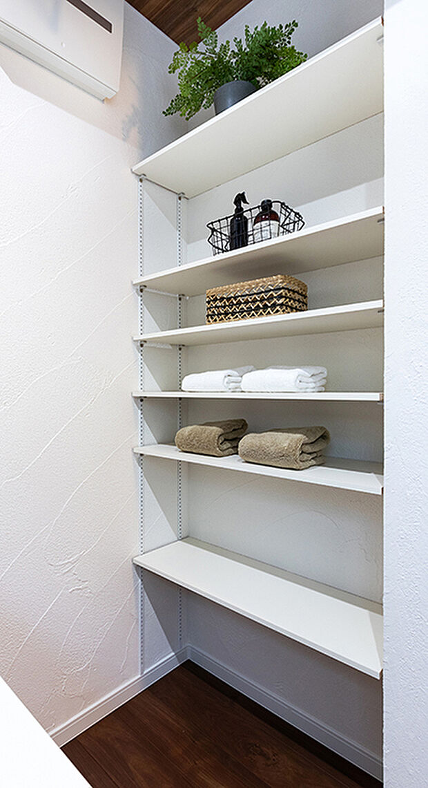 【ランドリーラック(施工例)】タオルやランドリーグッズ、バスグッズなどの収納に便利なオープンラックです。ドライヤー、コテなどのヘアケア用品などを置いても便利です。下着を収納しておけば入浴後の身支度もスムーズに行なえますね。