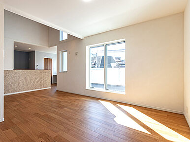 開放的な吹き抜けに窓の多いデザイン、２階リビングのメリットのひとつ！陽当たりが良いこと！プライバシーも保たれ、見晴もよく、やわらかな陽光が隅々まで届きます。冬でも２階リビングにいると暖かいです。 