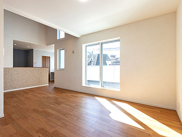 【ー】開放的な吹き抜けに窓の多いデザイン、2階リビングのメリットのひとつ!陽当たりが良いこと!プライバシーも保たれ、見晴もよく、やわらかな陽光が隅々まで届きます。冬でも2階リビングにいると暖かいです。