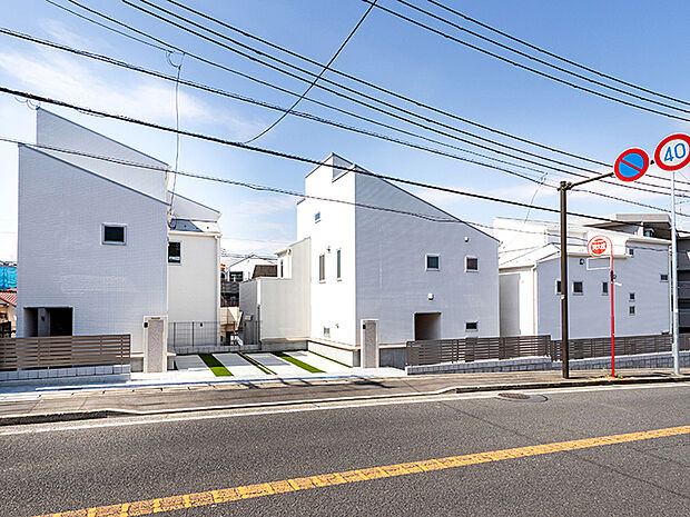 【現地写真(2025年4月5日現在)】漆喰の壁と天然木の床材を採用しました。漆喰の壁や天然木は光の反射がやわらかく、陽の光が沢山あびるリビングには好適です。さらに手触りや足ざわりも心地よく、五感が癒される住まいになっています。