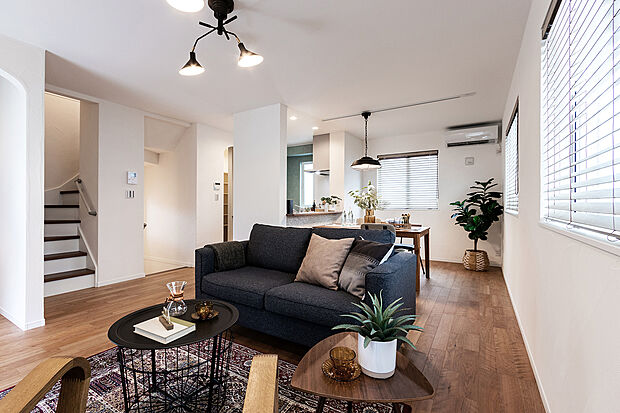 【-】品質の高い家を建てるためには、当たり前のことを急がずきっちり行うことが大切だという考えから、TAKI HOUSEの家は一般のハウスメーカーよりも時間をかけ施工します。地質の調査や基礎作り、木組み、漆喰を塗る、壁紙を張るなどの手作業を一つひとつ丁寧に行うためです。また、家づくりの各工程が完了した段階で、検査責任者が品質検査を実施。間取りや部材等が、図面通りに施工されているかを厳しくチェックしていきます。さらに、施工現場を常にきれいに保って周辺住民への心配りも徹底。施工へのこだわりが感じられます。