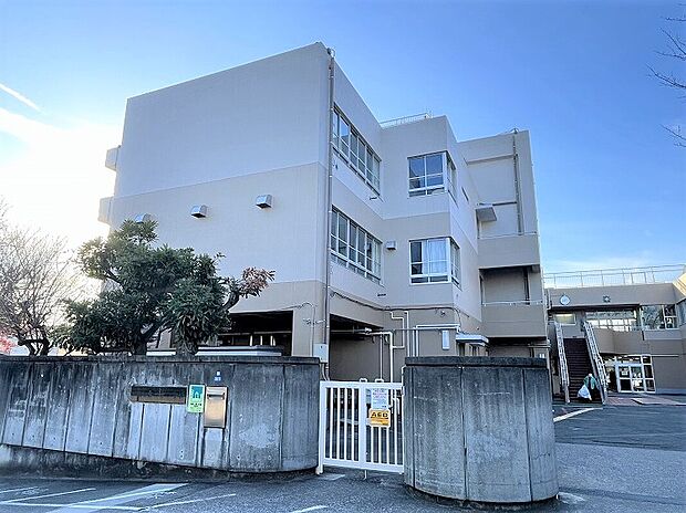 栗木台小学校（約900m）