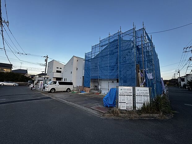 【ブランピュール栗平　現地写真（2025年11月24日撮影）】道幅は６ｍあるので車庫入れもラクラクですね。子育て家族にもおすすめ！お子さんの成長がもっと楽しみになる家！「自分が住むならどうするのがベストか？」を細部まで考え、1棟1棟心を込めて仕上げています。