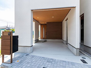 大切な愛車を雨風から守るビルトインカースペース。昨今の気象変動による強烈な日差しやＰＭ2.5・埃などの細かい粒子からもなるべく遠ざけたいところ。雨や雪の日には身体を濡らさずに乗り降りができる点も特徴。道路とフラットなので車庫入れもラクラクですね♪ 