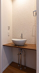 メインの洗面室とは別に、玄関を入ってすぐのところにセカンド洗面台を設置。コロンとしたかわいらしい小型の洗面ボウルは、外から帰ってきてすぐに手洗いとうがいができるので、小スペースながら機能的！ウイルスはドアノブから感染につながることもあり、風邪や感染症などの予防になり、いつでも清潔な状態で室内へ。遊んで帰ってきた子供も自然と手洗いが習慣化され、来客時にはわざわざ洗面室を使って頂かなくて済みます。また、壁に施されたモザイクタイルは、遊び心が溢れるデザインでインテリアとしても楽しめると人気です。 