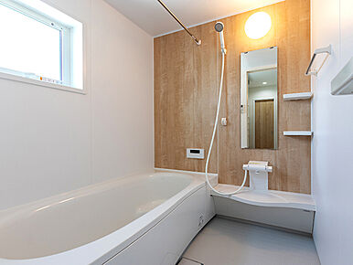 きれいが続く「オフローラ」シリーズ。1坪サイズが標準の広々とした浴室。毎日のんびりお風呂に入れます。おそうじがラクになる「スゴピカ素材（有機ガラス系）」を使用し、浴槽やカウンター・水栓も拭くだけでキレイに。床は隅に目地がないので汚れが落としやすく、防水性の高い「スミピカフロア」。ドアにも工夫があり換気性能とお掃除性を両立。換気口と上部に移動し、ドア縁のパッキンがないからカビが生えにくくなっています。もちろん浴室換気乾燥暖房機も付いているので、梅雨の時期でも寒い冬でも1年中快適なバスルームです。 