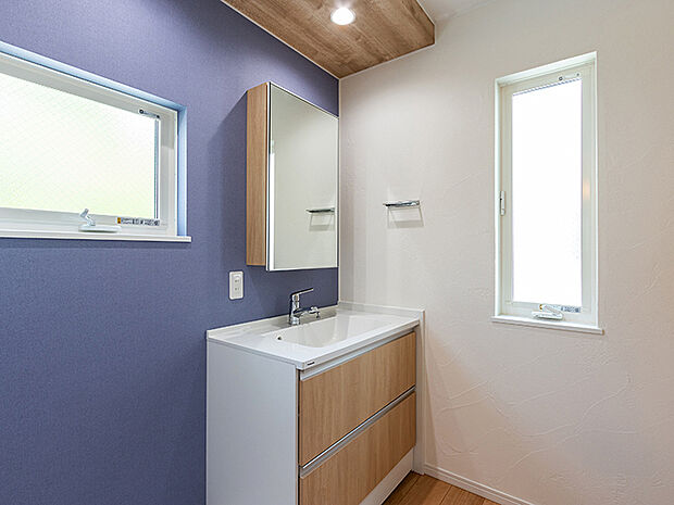 【-】おそうじラクラク！洗面ドレッシングはパナソニック「シーライン」シリーズをセレクトしました。水栓まわりは「３°傾斜設計」。濡れたものを置く定位置を設け、手前に傾ける事により、水あか汚れを軽減させ手間が減ります。カウンター部はつなぎ目や隙間がないので汚れもささっと拭くだけ。排水口はフチに隙間がない構造で、掃除が楽。水栓はヘッドの引き出しが可、吐水部を左右90度首振りができ、洗面ボウルの清掃もスムーズです。収納キャビネットは、奥の物がしっかり見渡せて使いやすさに配慮。1面鏡内部にも収納が可能です。