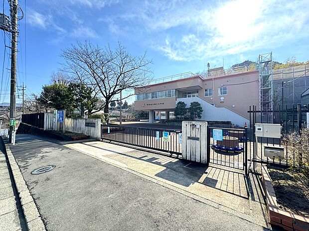 岡上小学校（約200m）