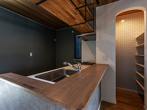 【オープンキッチン（7号棟）】リビングにいる家族とコミュニケーションがとりやすい、人気のオープンキッチンを採用。小さなお子さんがリビングにいても目が届くので安心。来客時にはカウンターを挟んで会話を楽しみながらママ友と「家飲み」です