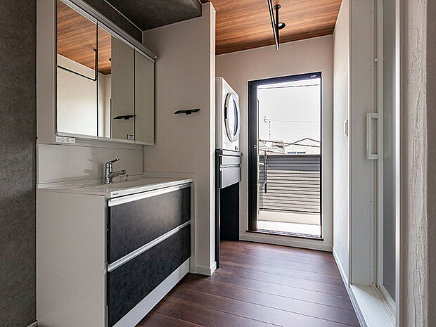 【1LDK＋S】ＴＡＫＩＨＯＵＳＥの3階建は、2階にリビングと3階に主寝室、洗面室（洗濯機置き場）、浴室、バルコニーを設けて洗濯家事動線を3階のワンフロアで行う、2階と3階の2階建ての暮らし方をご提案しております。
浴室と洗面室に合わせて2つの物干しを設置。また洗面室にバスタオルや洗剤などをストックしておくのに便利ランドリーラックがあります。物の大きさに合わせて高さが調節できる可動棚なので大変便利です♪