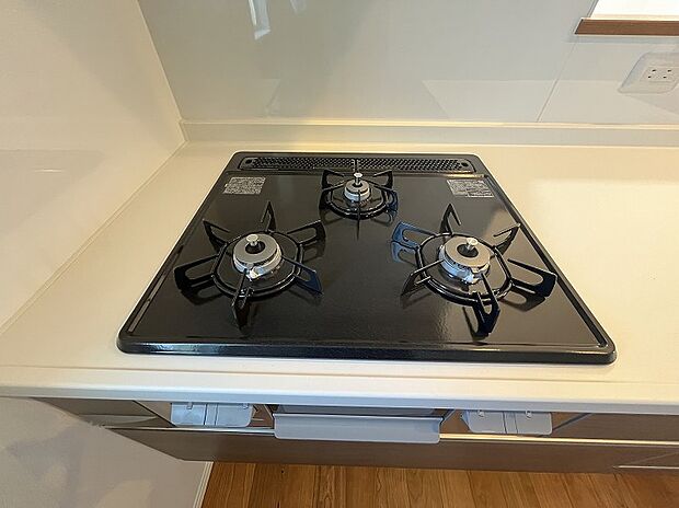 【３口コンロ　Panasonic製システムキッチン】同時に複数の料理が調理できる3口コンロ。焼く・蒸す・煮るなどの工程を同時進行で進めることができるので、凝った料理の作業効率アップはもちろん鍋を移動する回数が減り、無駄な動きを軽減することができます。