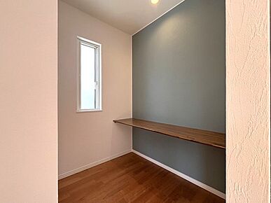 働き方改革やライフスタイルの多様化、在宅勤務が浸透し始めた社会では、「住まい」の重要性は増し、進化を求められています。これからの住宅は、快適な生活だけでなく快適に働くための環境を兼ね備えた「住まい」でなくてはなりません。TAKI HOUSEでは、在宅ワークに使えるテレワークスペースを積極的に取り入れています。カウンタータイプになっているので、心地の良い椅子を置いてリモート会議や資料を揃えての作業に適しています。また、書斎や趣味のスペースとして利用するほか、お子様の学習スペースとしてのご利用にも。 