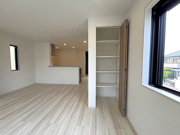 【パントリー】キッチンの隣にある食材をたっぷり収納できるパントリーです。万一に備えて備蓄倉庫の役割も。棚の高さが変えられるので、家族のライフスタイルに合わせてフレキシブルに変えられる可変空間です。