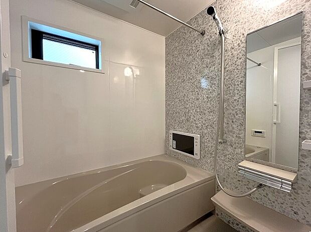 【浴室】大型テレビ付！1日の疲れを取り心身を癒すことができる住まいの中のリラクゼーション空間、リラックスできるようシンプルなカラーリング。時を忘れるほどのんびりできる空間に・・・♪窓からの明かりもやわらかく。