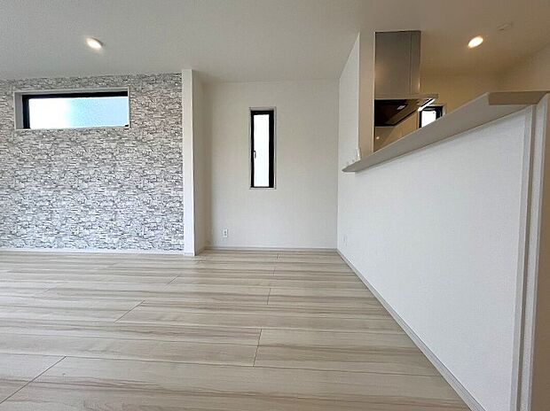 【ダイニング】居心地の良いダイニングは、食事の時間を豊かにし、家族や友人との時間をさらに特別なものにします。リビングとダイニングを融合させることで、多彩な生活シーンに対応。ゆとりある寛ぎ空間を生み出します。